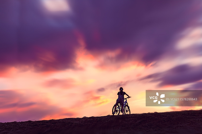 穿过黄昏的云层图片素材