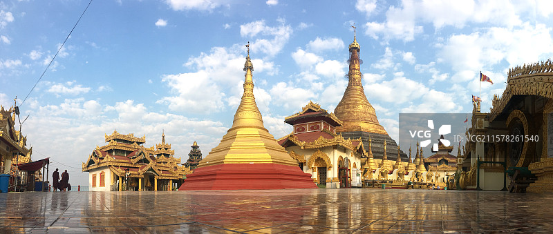 蓝天白云下的缅甸毛淡棉山顶佛塔图片素材