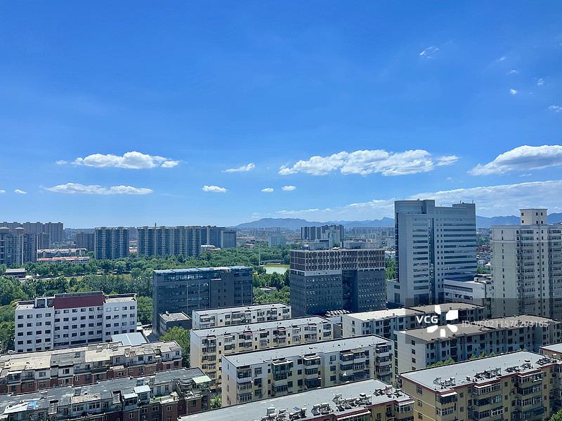 蓝天白云朵天际线都市风光风景住宅建筑高视觉航拍无人白昼城市雨过天晴环保公园旁边图片素材