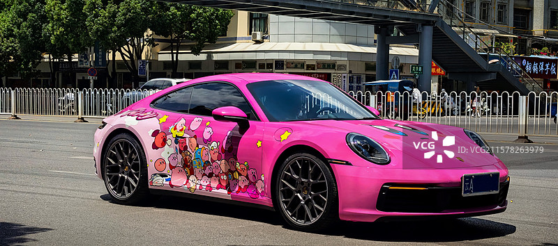 停在街上的汽车的特写镜头图片素材