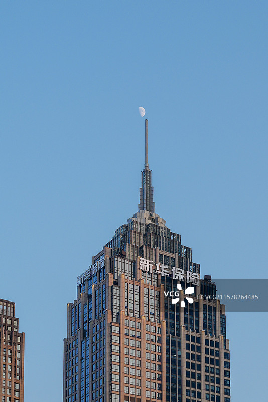 蓝天下现代建筑的低视角图片素材