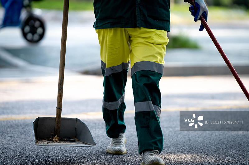 环卫工人打扫马路图片素材