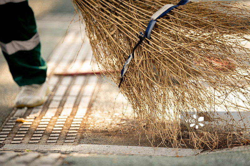环卫工人打扫马路图片素材