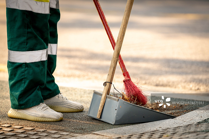 环卫工人打扫马路图片素材