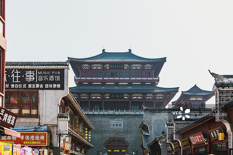 湖北西北部，汉水中游，襄阳坐落于此。这里自古是兵家必争的军事要冲，素有“铁打的襄阳”之说。图片素材