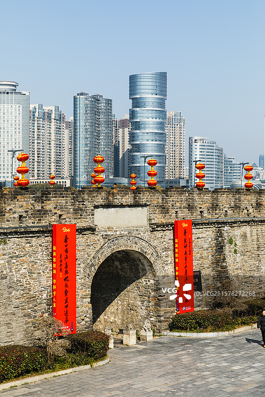 湖北西北部，汉水中游，襄阳坐落于此。这里自古是兵家必争的军事要冲，素有“铁打的襄阳”之说。图片素材