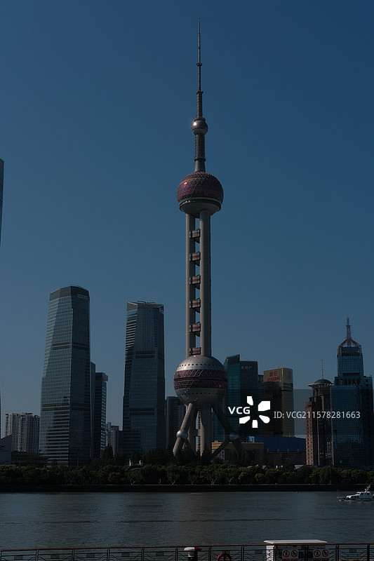 上海北外滩看东方明珠图片素材