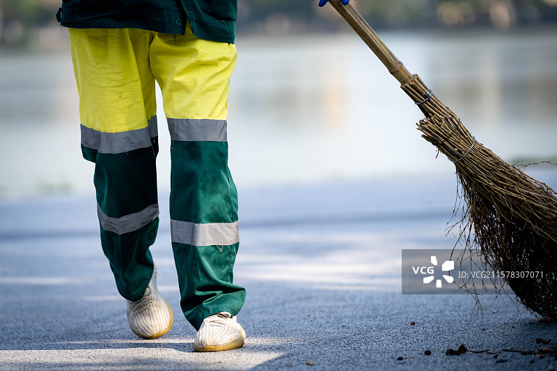 高温下工作劳动者图片素材