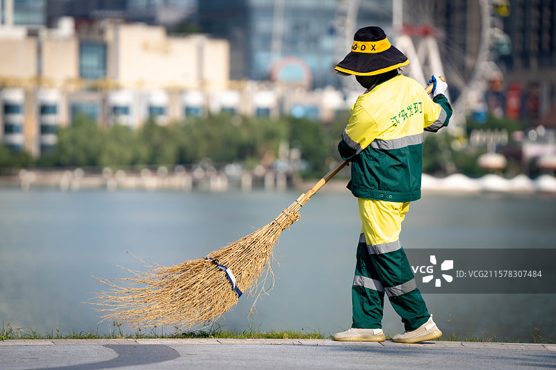 高温下工作的环卫工人图片素材