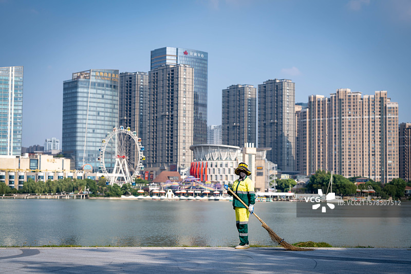 高温下工作的环卫工人图片素材