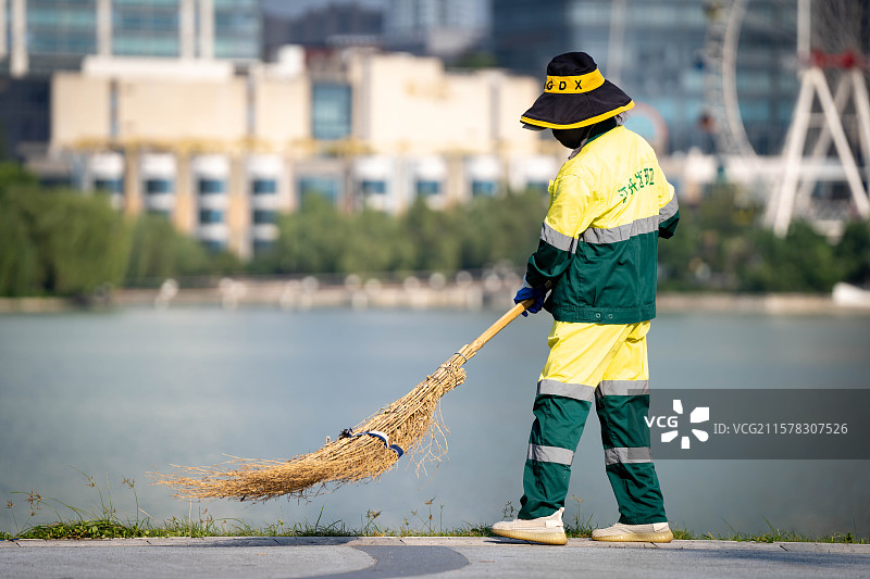 高温下工作的环卫工人图片素材