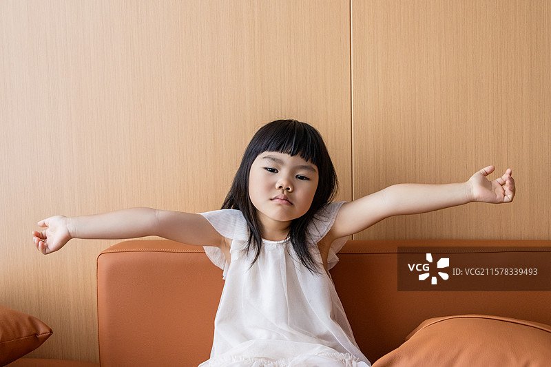 沙发上一名困倦的中国小女孩图片素材