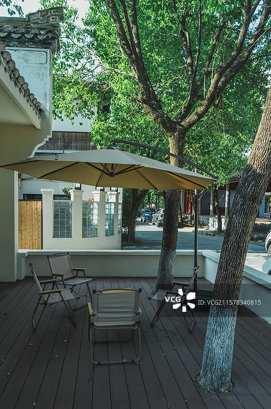 中国户外露营设备拍摄主题，房屋外面的帐篷桌子和椅子，户外白昼无人图像摄影图片素材