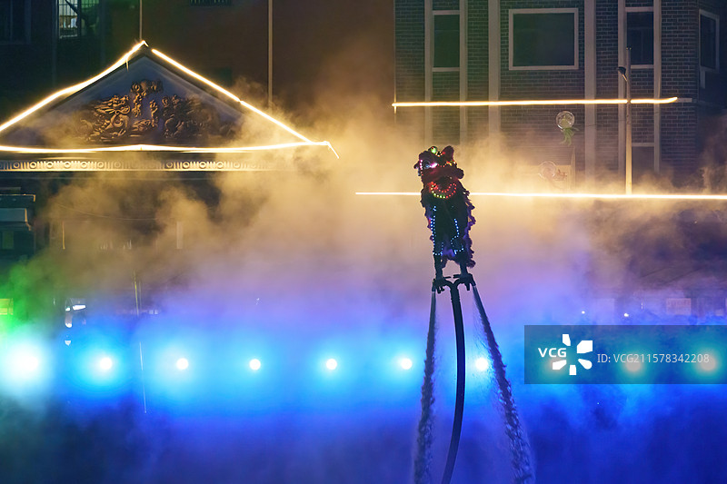 东莞万江新村城市夜景灯光秀与水上飞人表演图片素材