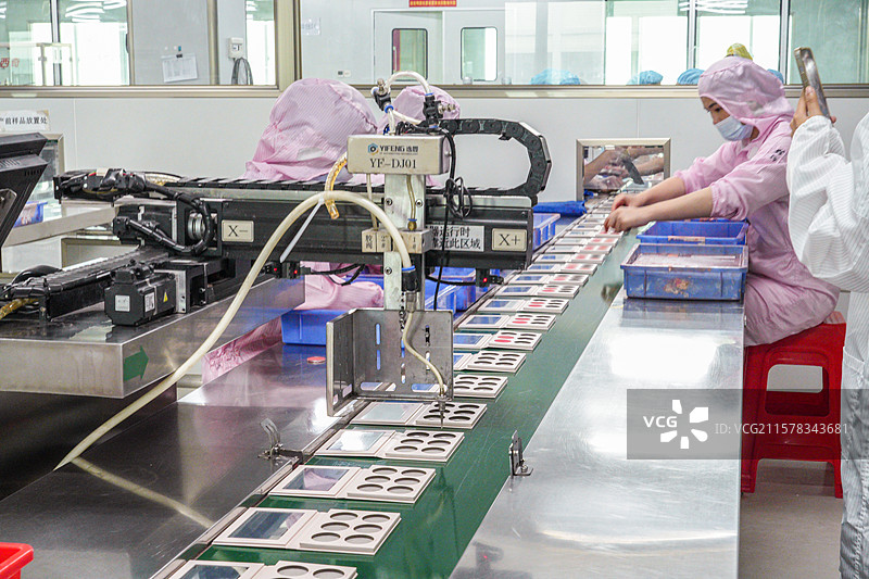 化妆品工厂的流水线图片素材