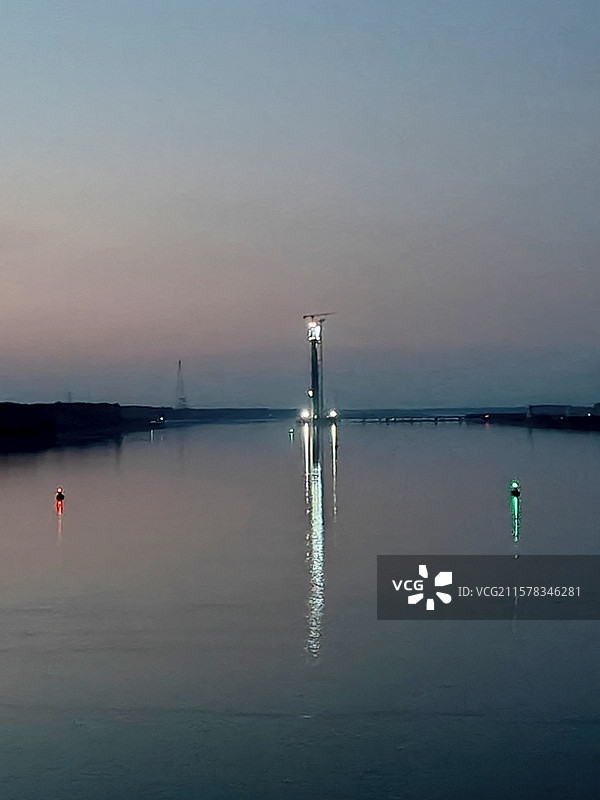 跃   2025年7月5日傍晚，武荆宜高铁跨江(汉江沙洋段)大桥主桥墩施工现场。图片素材