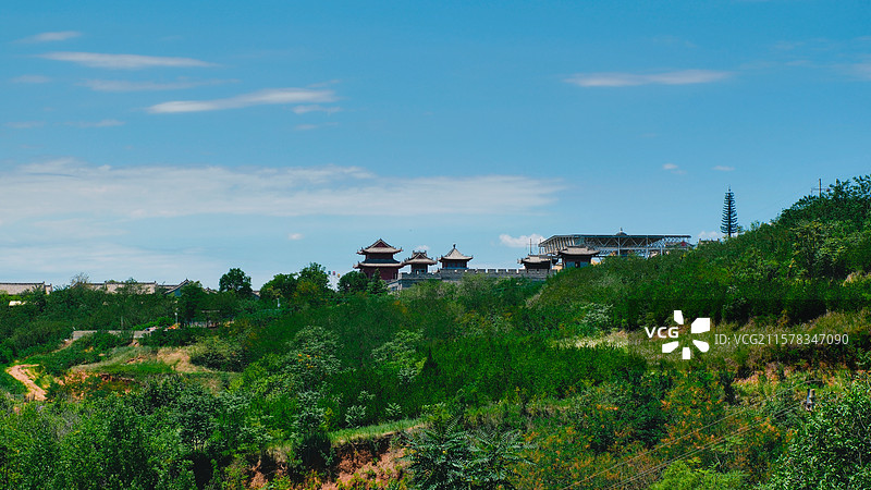 夏日的白鹿原影视城远景图片素材