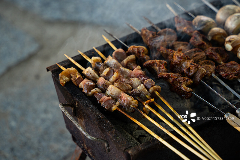 炭火烤串烧烤烤肉冒烟滋滋冒油特写图片素材