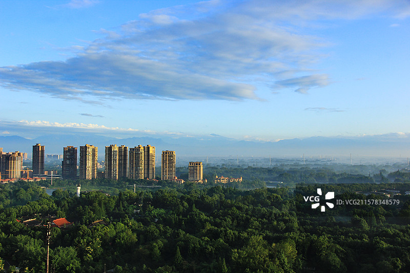 雨后晨光中的成都温江区城市自然风光图片素材