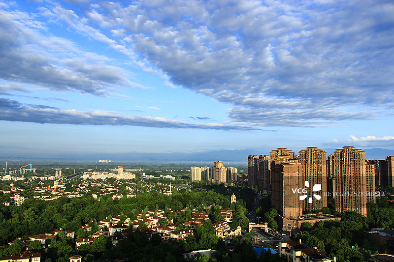 雨后晨光中的成都温江区城市自然风光图片素材