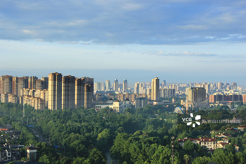 雨后晨光中的成都温江区城市自然风光图片素材