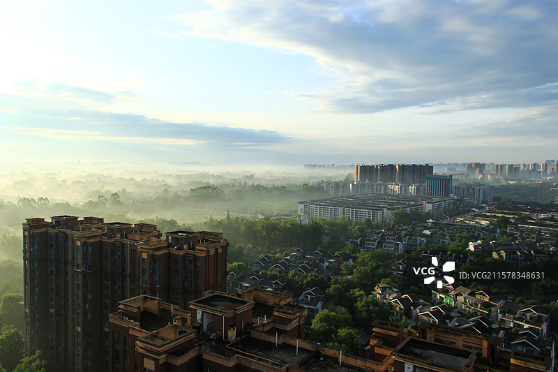 雨后晨光中的成都温江区城市自然风光图片素材