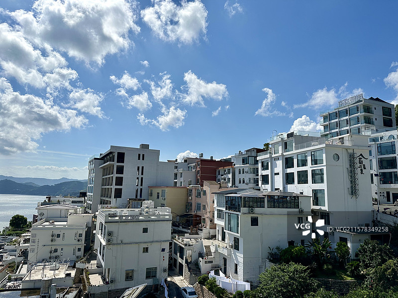 夏天霞浦东壁村蓝天白云碧海白色民宿林立自然风景图片素材