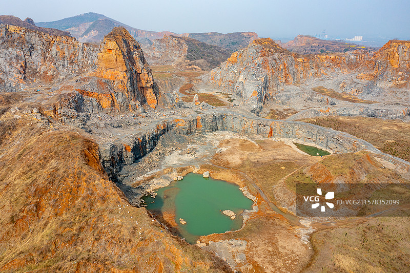 河南郑州荥阳矿坑公园、废弃矿坑改造的网红打卡地、蓝色矿山湖泊图片素材