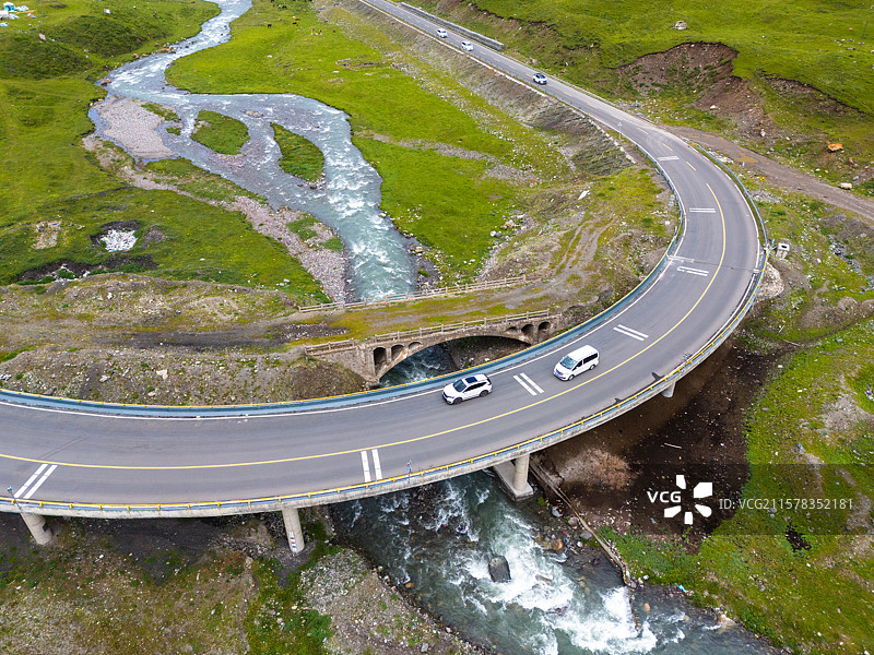 新疆伊犁独库公路新旧双桥并行航拍图片素材