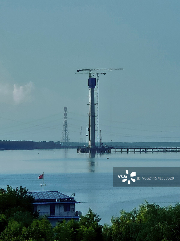 中流砥柱    2025年7月5日，武荆宜高铁跨江(汉江沙洋段)大桥主桥墩建设现场。图片素材