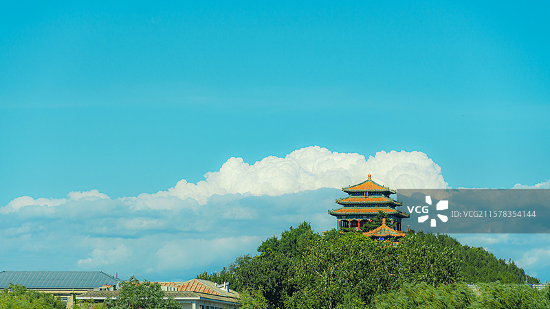 夏季晴天北海公园的白塔、九龙壁、飞檐、壁画、天王殿等古建筑及其局部照片图片素材