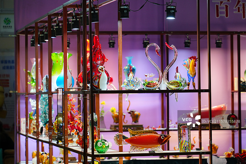 琉璃展位上摆放各种精美工艺品图片素材