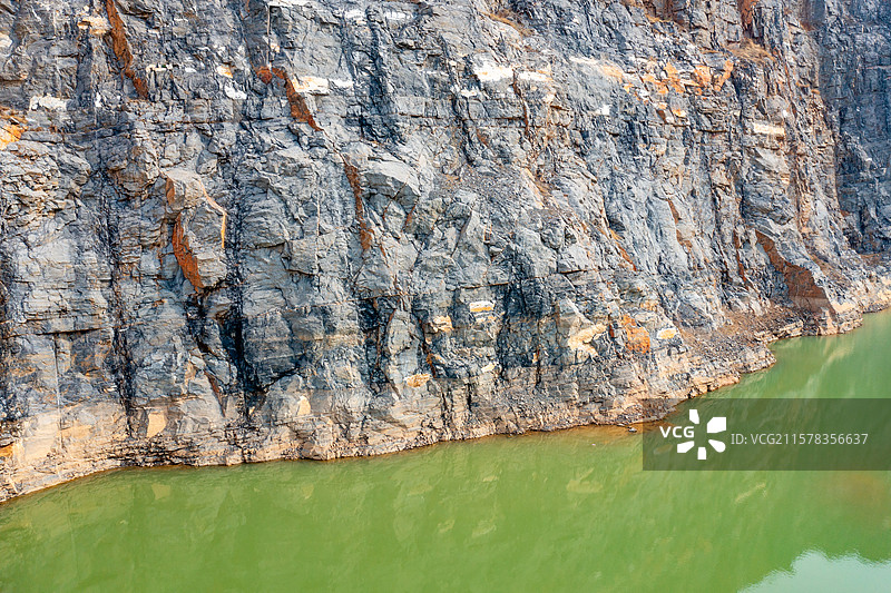 河南郑州荥阳矿坑公园、废弃矿坑改造的网红打卡地、蓝色矿山湖泊图片素材