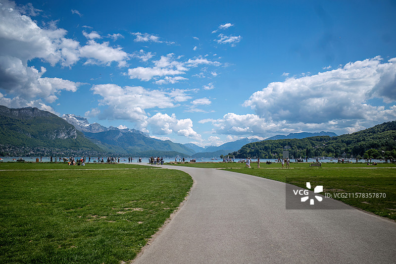 法国奥弗涅-罗讷-阿尔卑斯大区上萨瓦省安纳西市-安纳西湖的绿头鸭图片素材