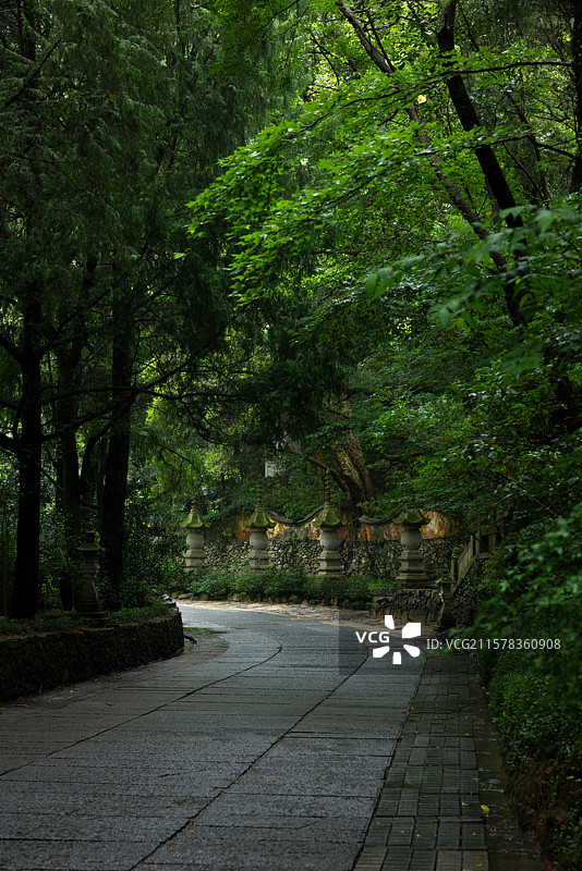 云雾缭绕的浙江台州天台县天台宗祖庭国清寺隋塔隋梅图片素材