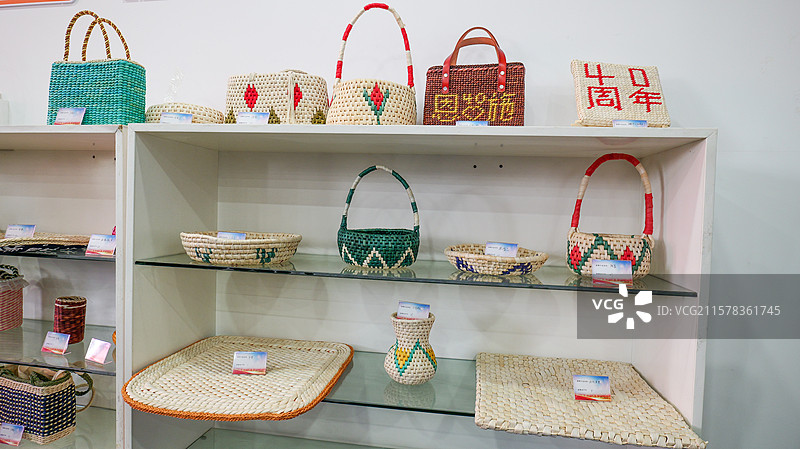 湖北恩施州手工编织包谷叶图片素材