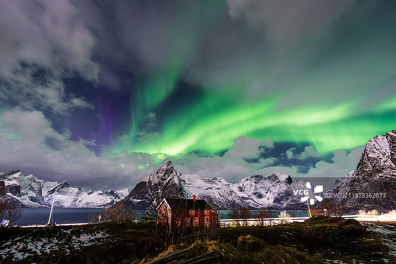 挪威罗弗敦雷讷冬季夜晚极光图片素材