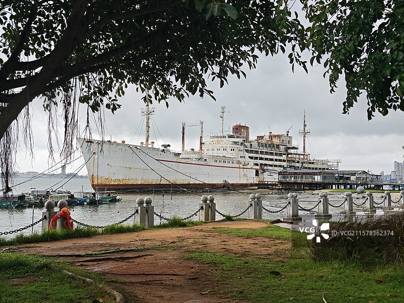 湛江霞山区观海长廊废弃游轮图片素材