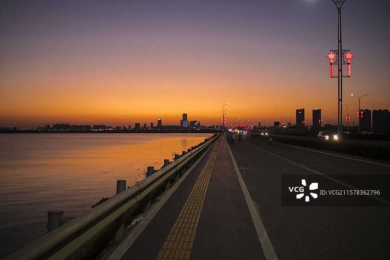 南昌瑶湖大桥日落时刻图片素材