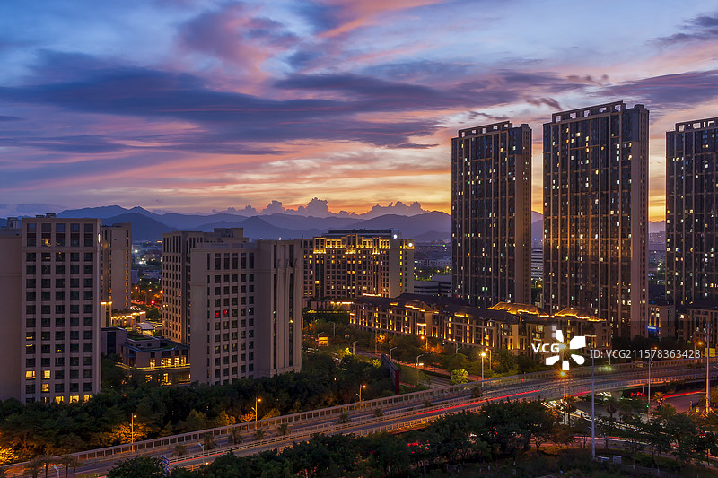夏日台风天黄昏厦门城市火烧云晚霞风光图片素材