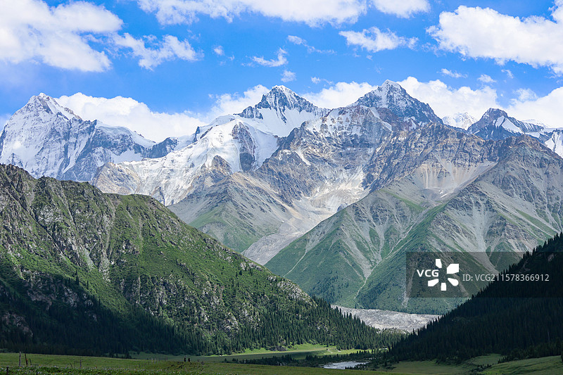 新疆夏塔国家森林公园夏塔古道伊昭公路图片素材