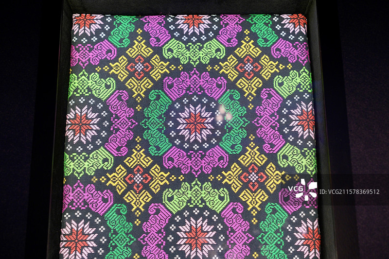 壮族四福捧花纹织锦，南宁市博物馆藏图片素材