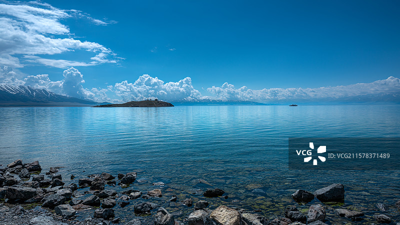 新疆赛里木湖蓝色湖水蓝天白云图片素材