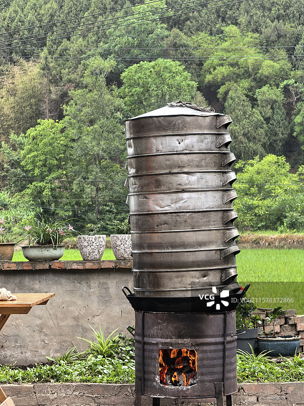 青山绿水间的烟火图片素材