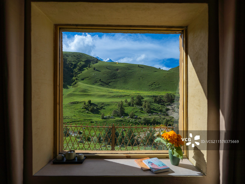 川西蓝天白云山脉图片素材