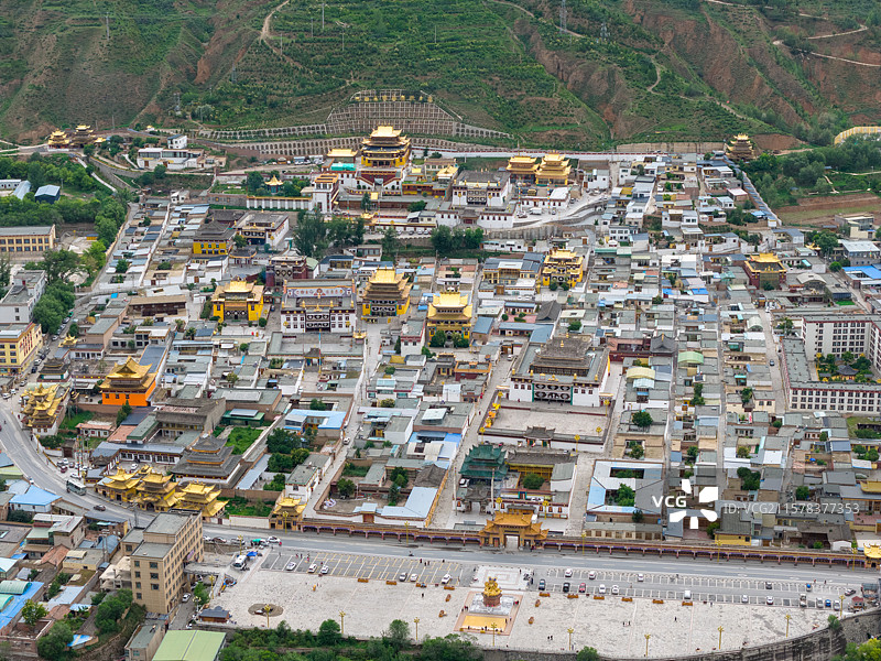 航拍青海省黄南藏族自治州同仁市隆务寺图片素材
