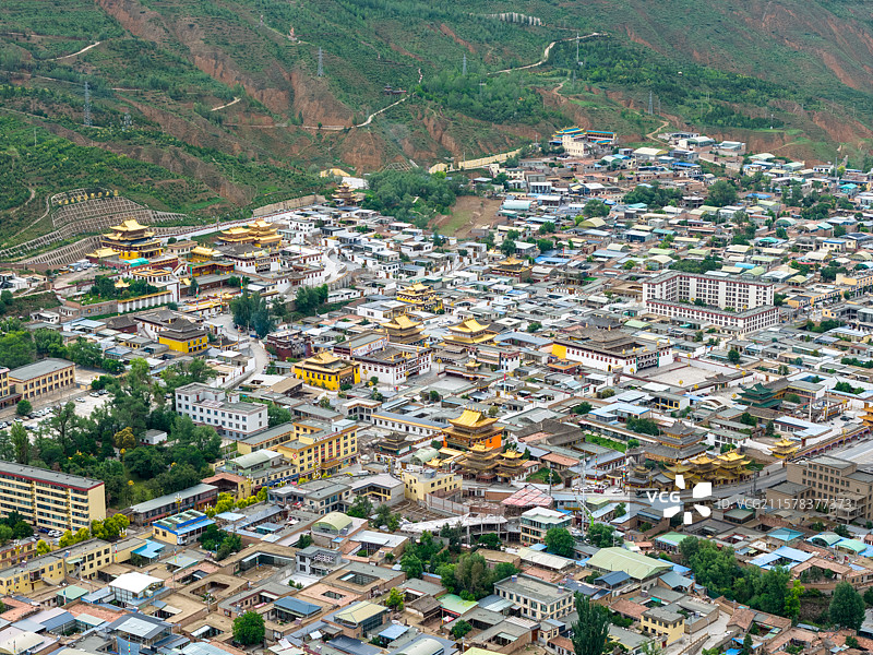 航拍青海省黄南藏族自治州同仁市隆务寺图片素材