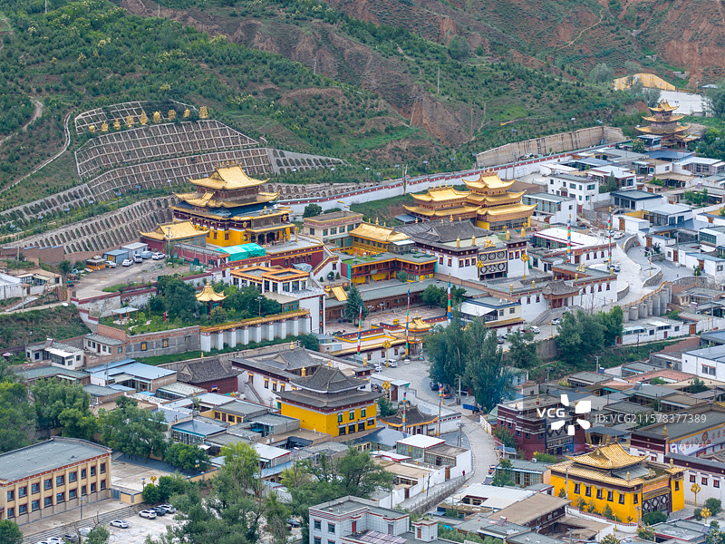 航拍青海省黄南藏族自治州同仁市隆务寺图片素材