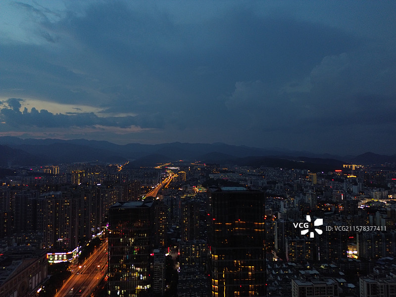 航拍视角下的龙岩新地标-佰翔京华双子塔图片素材