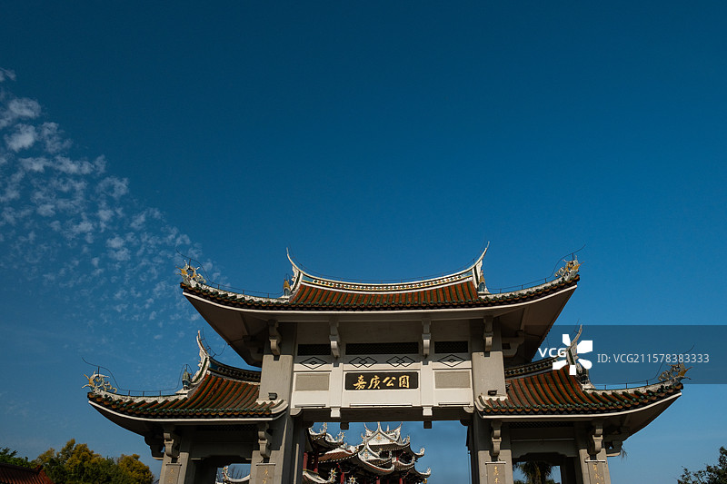 晴朗天气蓝天的福建厦门集美学村鳌园闽南风格建筑的嘉庚公园门楼图片素材